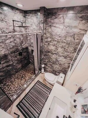 Chuveiro, produtos de toalete biodegradáveis, secador de cabelo 