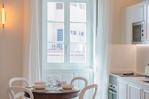 Een koelkast, een microgolfoven, een oven, een vaatwasser