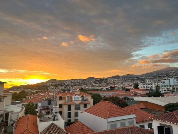 A residential area with red-tiled roofs and a variety of building styles, including modern and traditional architecture. - FLH Funchal A Quinta do Conde Apartment III (Funchal)