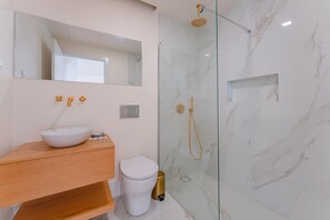 シャワー、ヘアドライヤー、タオル、シャンプー