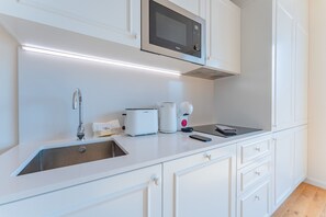 Réfrigérateur, micro-ondes, lave-vaisselle, cafetière/bouilloire