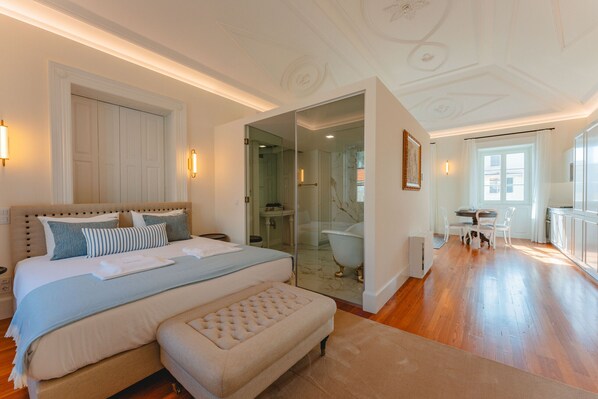 1 habitación, tabla de planchar con plancha, wifi gratis y ropa de cama 