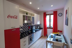 Een koelkast, een microgolfoven, een oven, een kookplaat