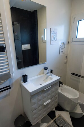 Een douche, milieuvriendelijk toiletgerief, een haardroger, een bidet