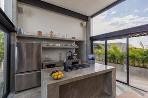 Fridge, oven, stovetop, coffee/tea maker