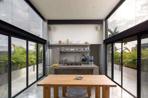 Frigorífico, horno, placa de cocina y cafetera o tetera
