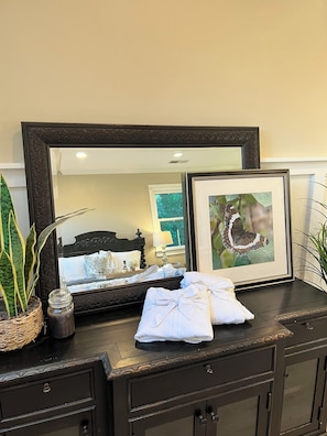 Habitación doble Deluxe, 1 cama Queen size, para no fumadores, vista parcial al lago | Tabla de planchar con plancha y wifi gratis