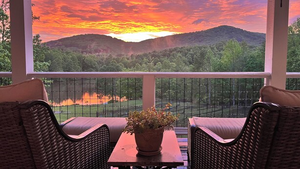A balcony with wicker furniture, a table, and a potted plant. - Lakeside Valley Vineyards B&B (Jasper)