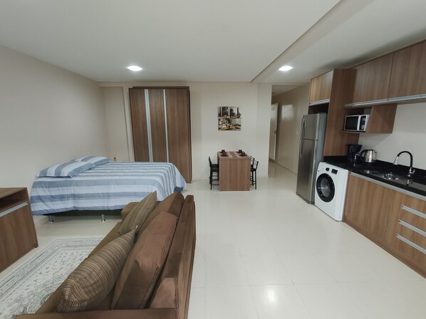 1 habitación, tabla de planchar con plancha, wifi y ropa de cama