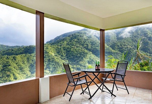 Outdoor dining - Misty Hills Retreat with an Amazing and Breathtaking View (Stony Hill)