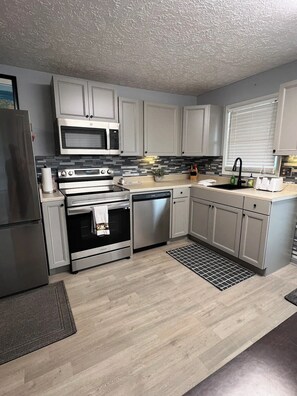 Kjøleskap, mikrobølgeovn, ovn og kokeplater