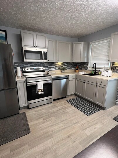 River Living - One Story - 2 bd/2ba - On the River - 2Blks to Main St - VIEWS