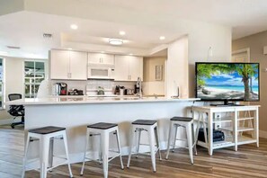 Fridge, microwave, oven, stovetop - New! Waterfront Oasis+ HeatedPool+5mins2Beach+Bikes (Marco Island)