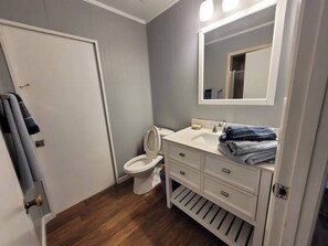 Towels, soap, toilet paper - 3-bedroom house in small town Shalimar. 15 min drive to beautiful white beaches (Shalimar)