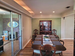 Dining - 3-bedroom house in small town Shalimar. 15 min drive to beautiful white beaches (Shalimar)
