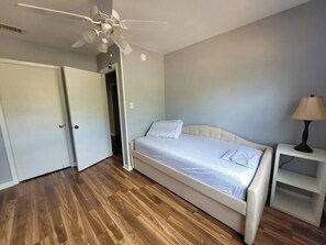 3 bedrooms, WiFi, bed sheets - 3-bedroom house in small town Shalimar. 15 min drive to beautiful white beaches (Shalimar)