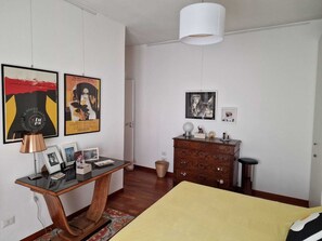 3 slaapkamers, een strijkplank/strijkijzer, wifi, beddengoed