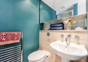 Bruser, hårtørrer, håndklæder, Toiletpapir