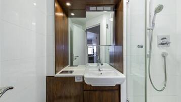 Separate bathtub and shower, deep-soaking bathtub, towels