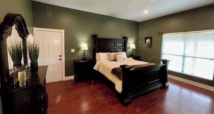 Spacious 6-bedroom house in charming Conroe on a stocked pond