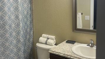 吹风机、毛巾、肥皂、卫生纸