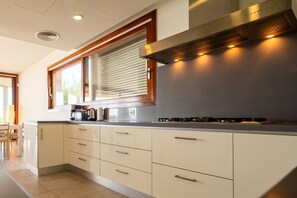 Refrigerador, microondas, horno y lavavajillas 