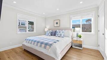 4 bedrooms, iron/ironing board, WiFi, bed sheets