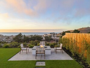 Terrace/patio - Luxurious Private Coastal Home – Hot Tub & Ocean Views Near San Francisco (Pacifica)
