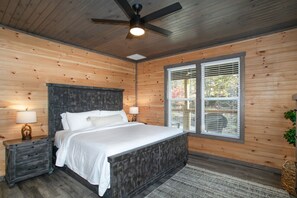 4 bedrooms, desk, iron/ironing board, free WiFi