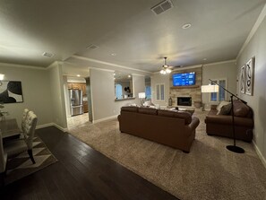 Smart TV, fireplace - Fountain Hills Grandeur (Lubbock)
