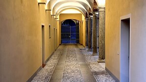 Un couloir doté d’un sol en pierre, de voûtes et de colonnes.