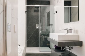 Dusche, Haartrockner, Bidet, Handtücher