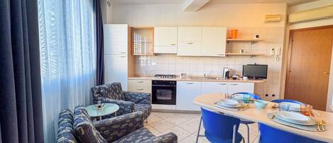 Køleskab, mikrobølgeovn, ovn, kogeplade