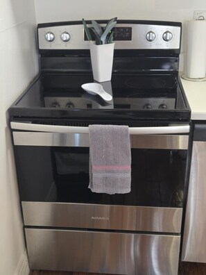 Kühlschrank, Mikrowelle, Ofen, Geschirrspüler