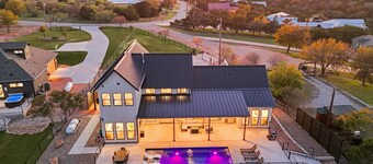 Ranch Water 5 bed/4.5 bath w pool/ hot tub, lake access and game garage *kayaks