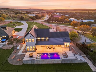 Ranch Water 5 bed/4.5 bath w pool/ hot tub, lake access and game garage *kayaks