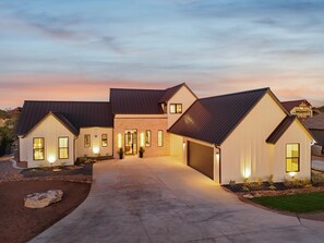 Exterior - Ranch Water 5 bed/4.5 bath w pool/ hot tub, lake access and game garage *kayaks (Strawn)