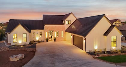 Ranch Water 5 bed/4.5 bath w pool/ hot tub, lake access and game garage *kayaks