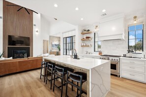 Fridge, microwave, oven, stovetop - Ranch Water 5 bed/4.5 bath w pool/ hot tub, lake access and game garage *kayaks (Strawn)