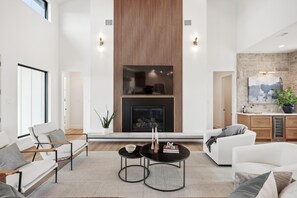 Una Smart TV, una chimenea, un futbolín