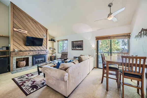 Smart TV, fireplace