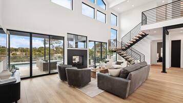 Smart TV, fireplace