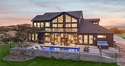 Whiskey Rock 5 bed/4.5 bath w pool/ hot tub and game garage