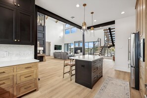 Interior - Whiskey Rock 5 bed/4.5 bath w pool/ hot tub and game garage (Strawn)