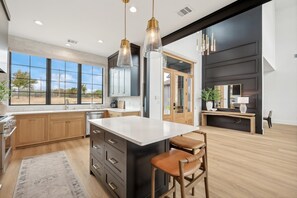 Fridge, microwave, oven, stovetop - Whiskey Rock 5 bed/4.5 bath w pool/ hot tub and game garage (Strawn)