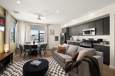 King Bed, EV Charger, Pet-Friendly, Balcony, Near Airport & Beaches