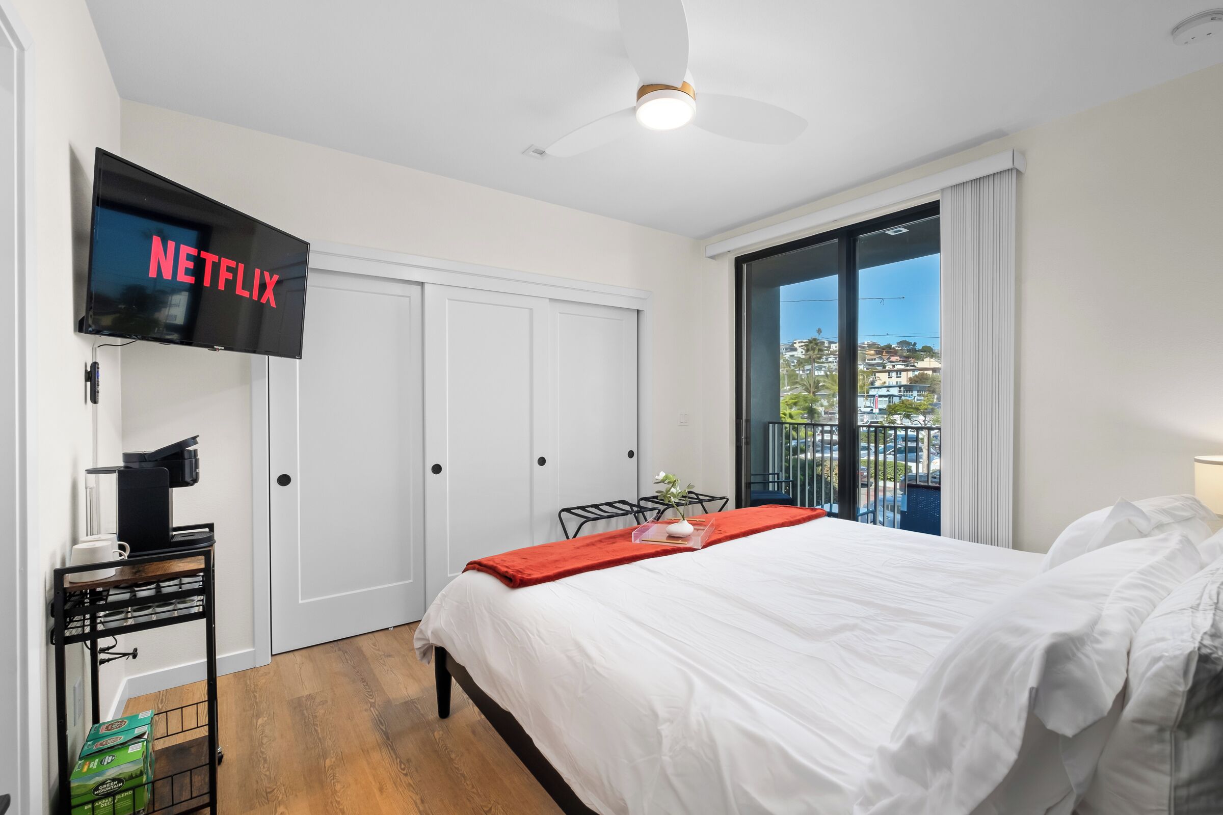 2 chambres, bureau, fer et planche à repasser, lit parapluie