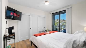 2 soverom, skrivebord, strykejern/-brett og reiseseng for barn