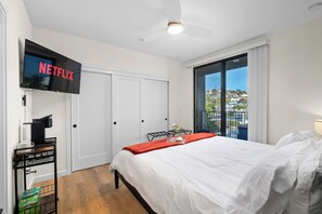 2 soverom, skrivebord, strykejern/-brett og reiseseng for barn