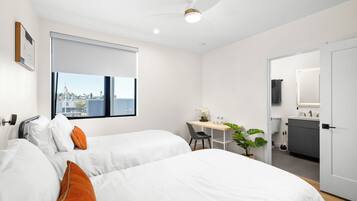 2 Schlafzimmer, Schreibtisch, Bügeleisen/Bügelbrett, Reisekinderbett